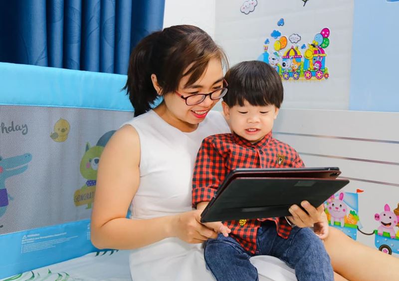 Chỉ dùng điện thoại khi dạy bé quan sát sự vật. (Ảnh: Internet)