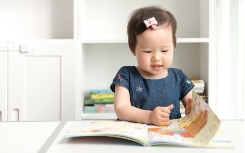 Sách có nhiều hình ảnh sinh động sẽ giúp bé tiếp thu nhanh hơn. (Ảnh: Shutterstock.com)