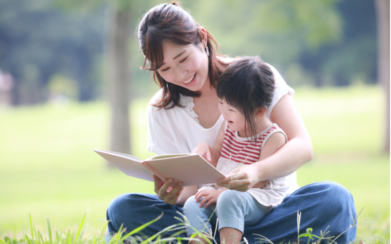 Thông qua các cuốn sách dạy trẻ 2 tuổi ba mẹ sẽ rèn luyện cho bé sự tập trung. (Ảnh: Shutterstock.com)