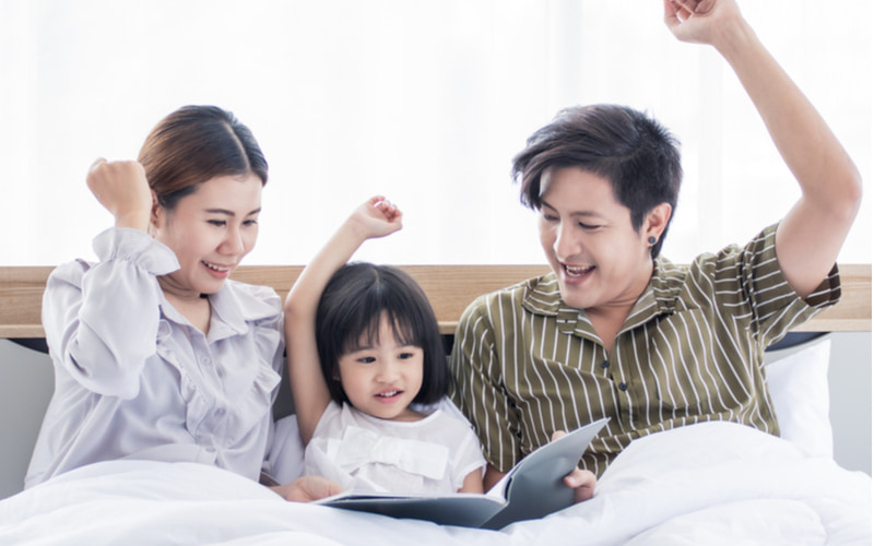 Sách sẽ là sợi dây liên kết giữa cha mẹ và con cái.  (Ảnh: Shutterstock.com)