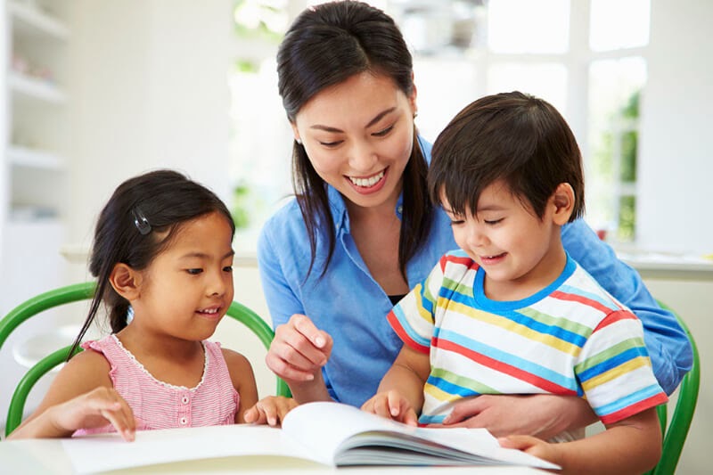 Giáo dục theo Phương pháp Glenn Doman giúp gắn kết tình cảm cha mẹ và con cái. (Ảnh: Sưu tầm Internet)