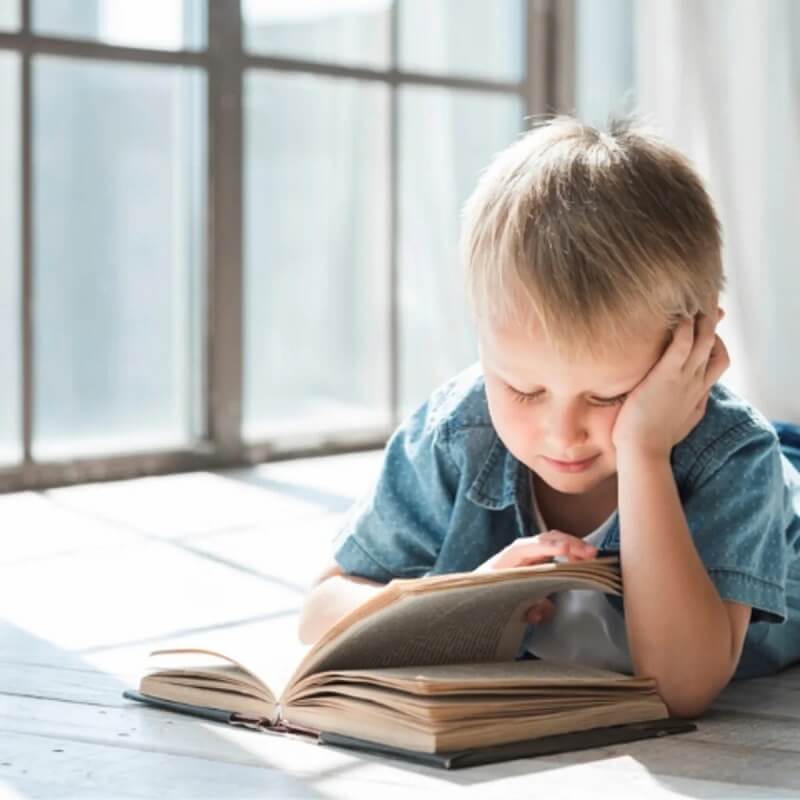 Giúp bé phát triển tư duy não bộ ngay từ nhỏ nhờ đọc sách. (Ảnh: Kiddi)