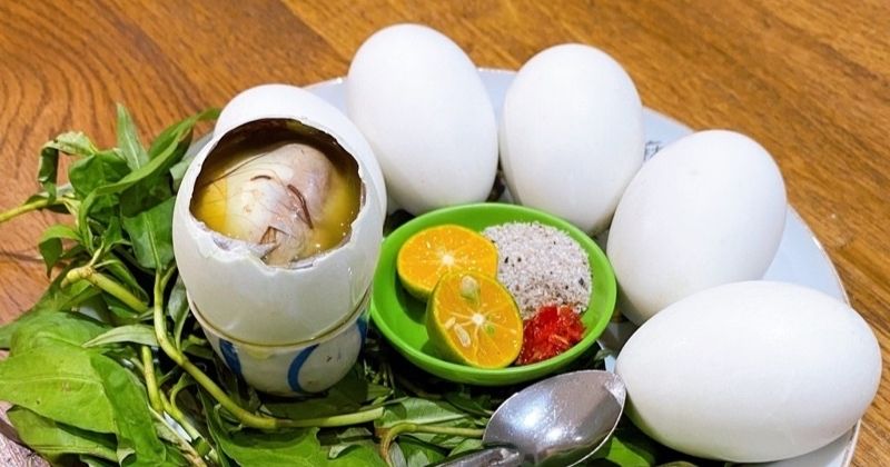 Mẹ bị cao huyết áp không nên ăn trứng vịt lộn (Ảnh: Sưu tầm Internet)