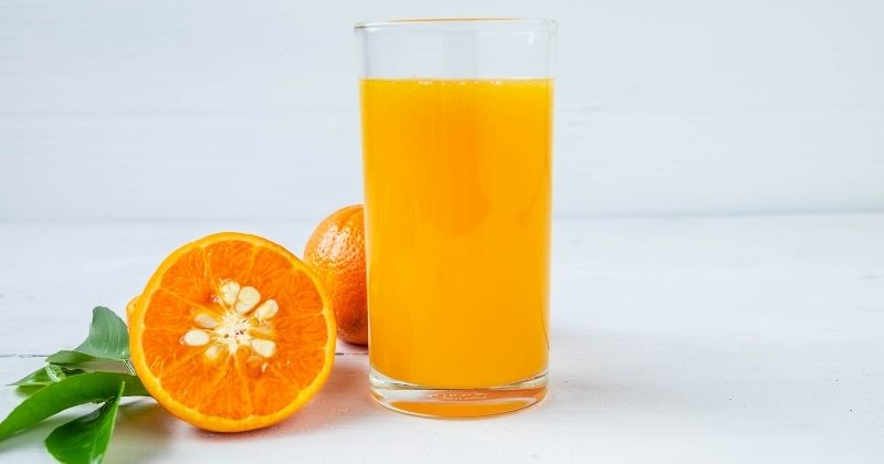 Uống nước cam ép giúp da mặt mẹ trở nên căng mịn và mau chóng lấy lại vóc dáng (Ảnh: Sưu tầm Internet)