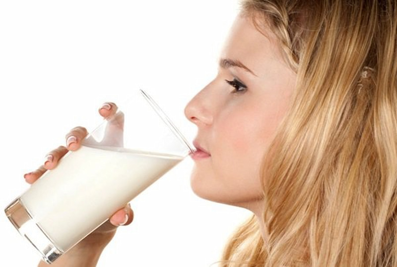 5 lưu ý khi sử dụng sữa bổ sung canxi cho người gãy xương. (Ảnh: Sưu tầm Internet)