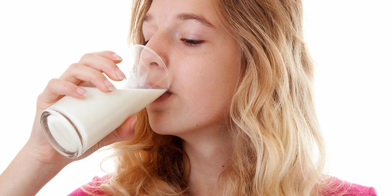 Bên cạnh canxi, hàm lượng dinh dưỡng vượt trội trong sữa Anlene giúp người gãy xương nhanh phục hồi. (Ảnh: Sưu tầm Internet)