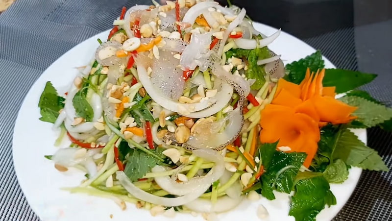 Zwiebel-Quallen-Salat mit auffälliger Optik und erfrischendem Geschmack, der die Geschmacksknospen anregt. (Foto: Internetsammlung)