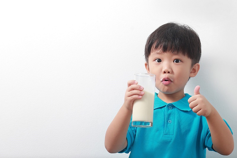 Có nên cho trẻ sử dụng sữa của Viện Dinh Dưỡng? (Ảnh: Sưu tầm Internet)