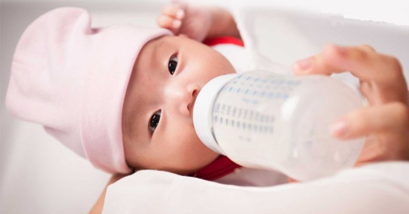 Sữa mẹ có cặn không ảnh hưởng đến sức khỏe của em bé. (Ảnh: Sưu tầm Internet)