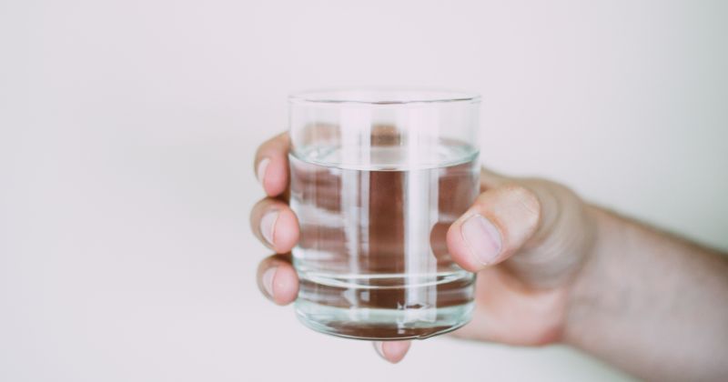 Uống nhiều nước mỗi ngày giúp khắc phục tình trạng cặn sữa. (Ảnh: Sưu tầm Internet)
