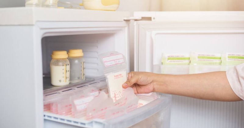 Sữa mẹ để tủ lạnh không lo bị mất chất. (Ảnh: Sưu tầm Internet)