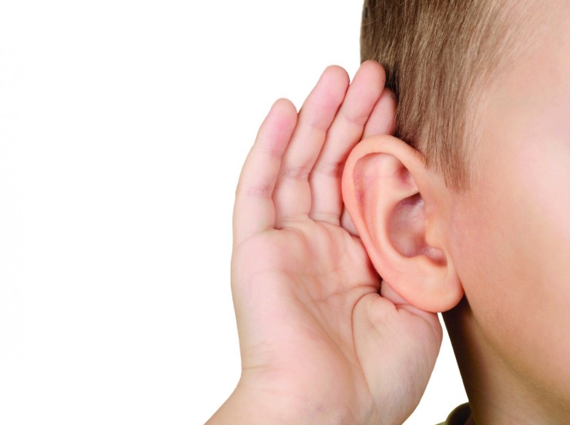 Có nhiều nguyên nhân gây chậm nói ở trẻ, ví dụ như khiếm khuyết về thính giác. (Ảnh: Sưu tầm Internet)