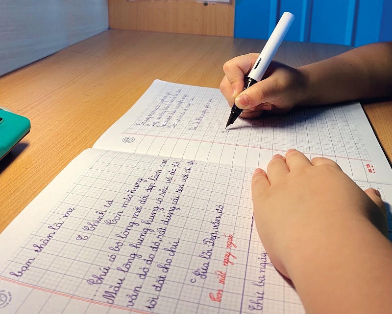 Help your child practice drawing the pen correctly, to write correctly.  (Photo: Collected internet)