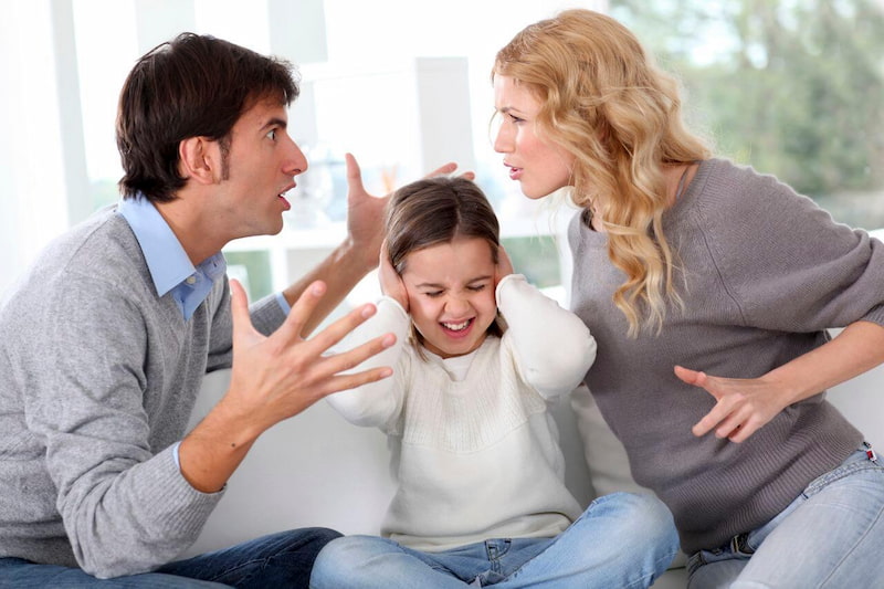 Cha mẹ cần học cách quản lý cảm xúc của chính mình, hãy cố gắng luôn tạo một bầu không khí gia đình ấm áp. (Ảnh: Sưu tầm Internet) 