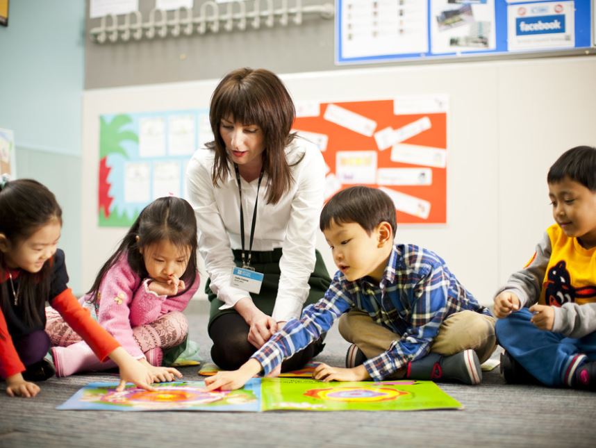 Encouragement will help children learn English to communicate in grade 3 effectively.  (Photo: Internet Collection)