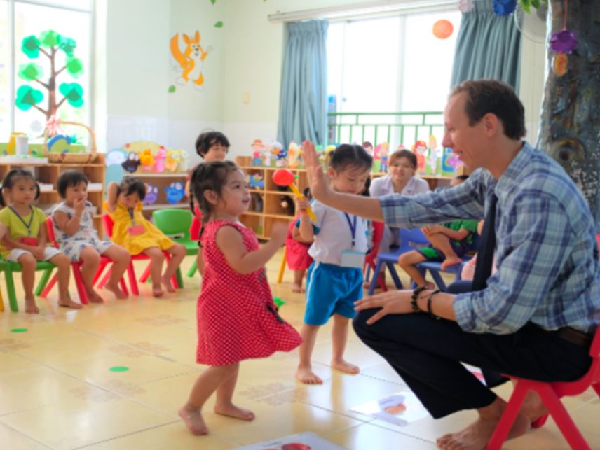 Encouraging children, not scolding also helps them gain more confidence when learning English.  (Photo: Internet Collection)