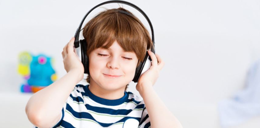 Listening to music in English is also a good way for children to pronounce correctly.  (Photo: Internet Collection)