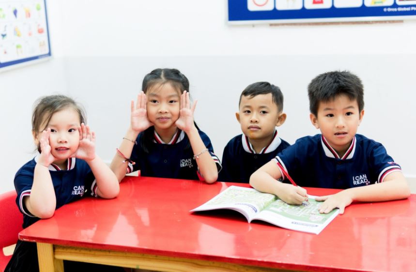 Learning English in groups helps children to be more confident.  (Photo: Internet)