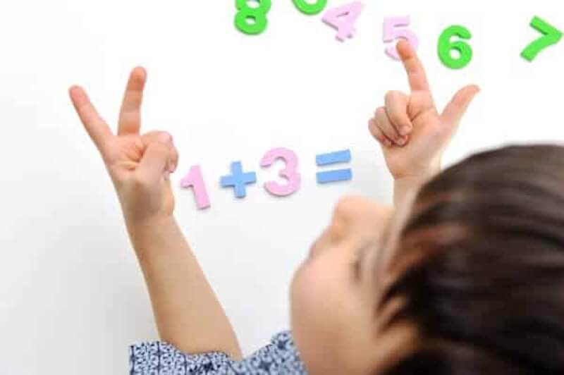 Dạy bé tập đếm những bài toán đơn giản. (Ảnh: Sưu tầm internet)