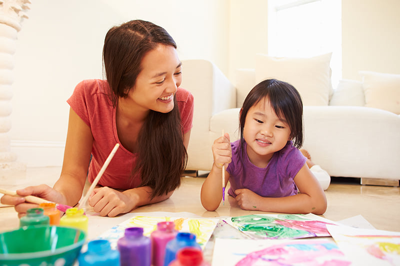 Một số lưu ý cha mẹ nên nhớ khi dạy bé tô màu đồ dùng học tập.  (Ảnh: Sưu tầm Internet)