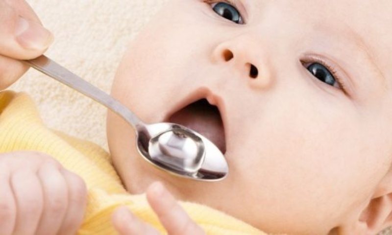 Cho trẻ uống nước điện giải để bù nước khi trẻ bị ngộ độc (Nguồn: Sưu tầm internet)