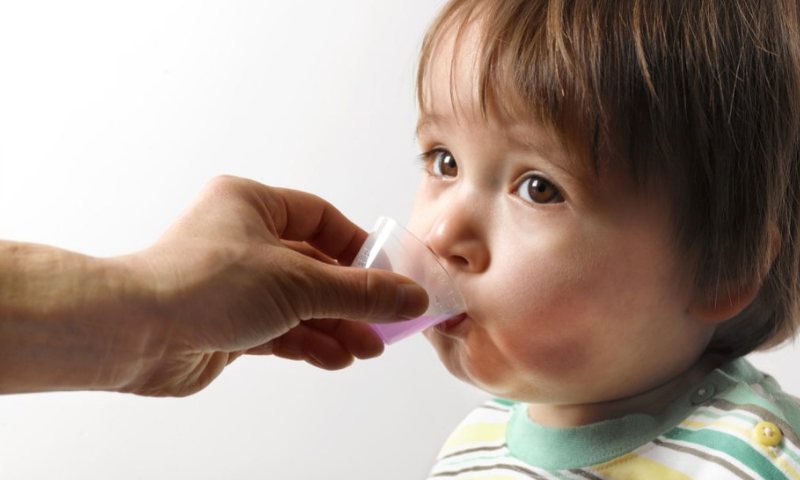 Không nên dùng thuốc tiêu chảy hay bất kỳ loại thuốc nào khi trẻ 1 tuổi bị ngộ độc thức ăn (Nguồn: Sưu tầm Internet)