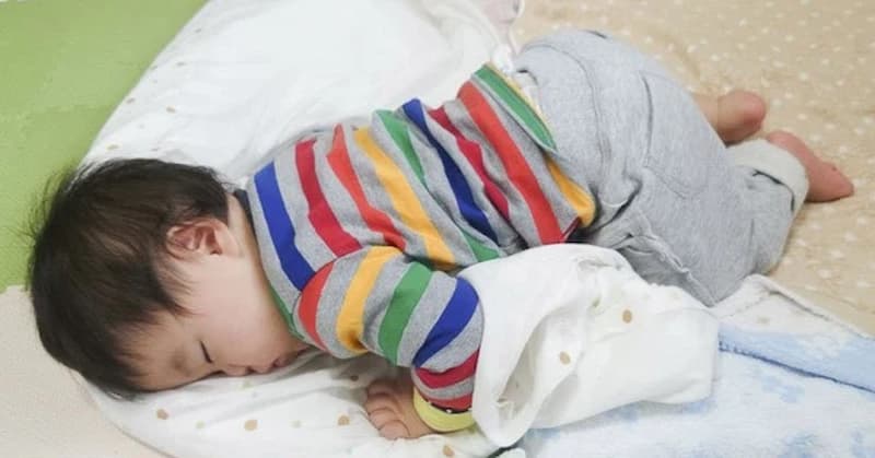 Trẻ 1 tuổi ngủ hay chổng mông có tốt không?