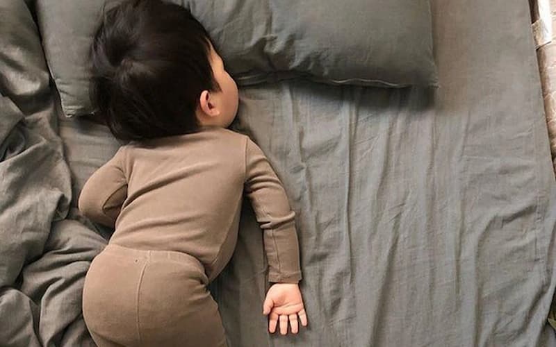 Bé 1 tuổi nằm ngủ hay nằm chổng mông có tốt không?