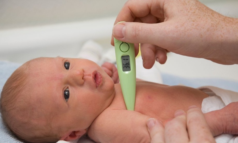 Theo dõi nhiệt độ khi trẻ bị cảm cúm - Chăm sóc trẻ bị cảm cúm (Nguồn: Sưu tầm internet)