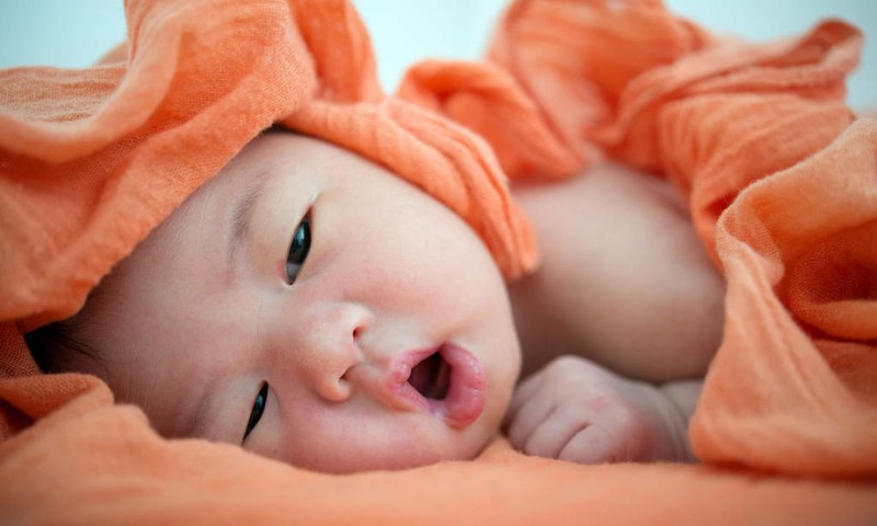 Cho trẻ nghỉ ngơi đầy đủ giúp trẻ sơ sinh nhanh khỏi bệnh hơn (Nguồn: Sưu tầm internet)