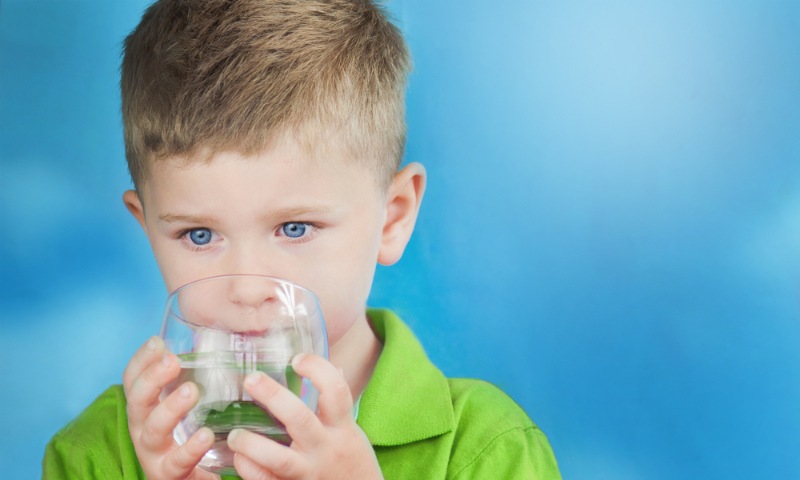 Giúp trẻ bổ sung nước và chất điện giải khi trẻ bị ngộ độc thực phẩm (Nguồn: Sưu tầm Internet)