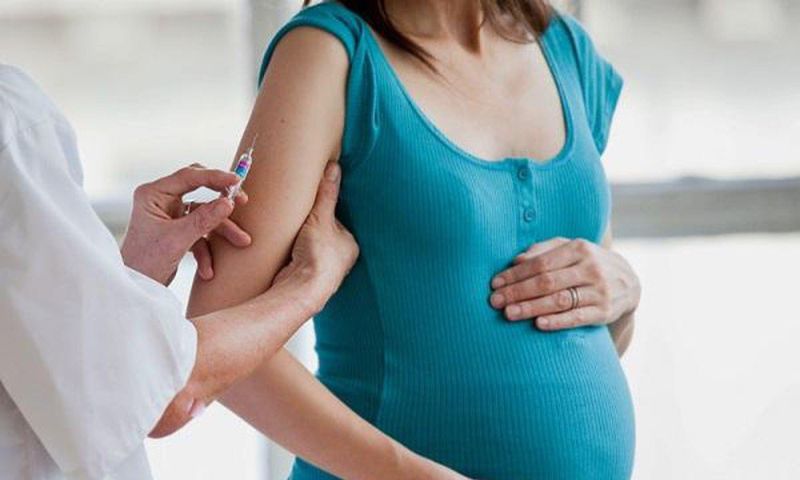 Tiêm vaccine cúm cho mẹ để bảo vệ con khỏi nguy cơ mắc virus cúm  (Nguồn: Sưu tầm internet)