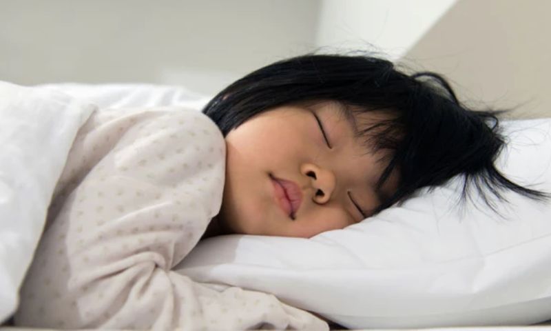 Ngủ quá nhiều cũng là một trong những biểu hiện cha mẹ cần lưu ý. (Ảnh: Nguồn Internet)