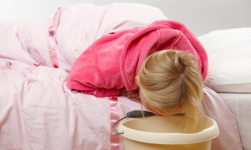 Khi nào thì cần đưa trẻ đi bệnh viện? - Nôn quá 3 lần sau khi trẻ bị ngã đập đầu xuống đất (Nguồn: Sưu tầm internet)