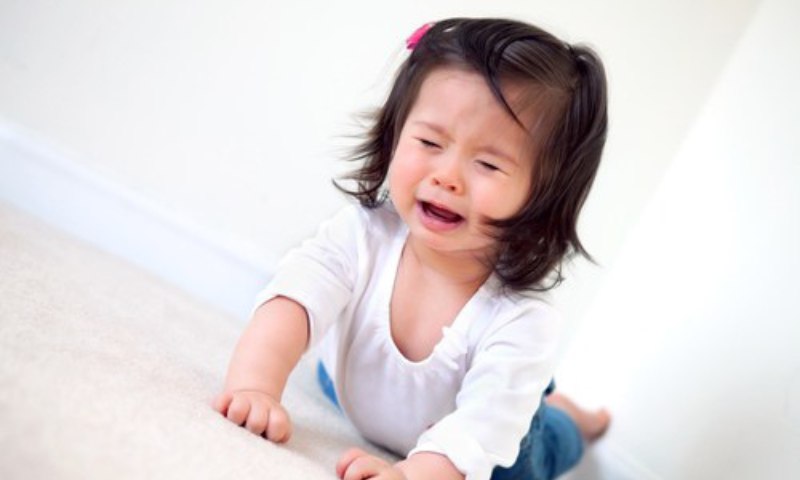 Trẻ giữ khả năng mất thăng bằng sau khi bị ngã đập đầu xuống đất (Nguồn: Sưu tầm internet)