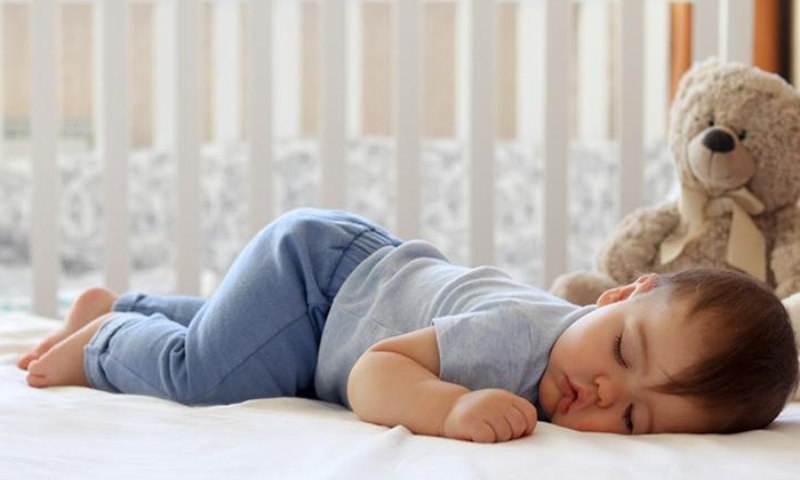 Trẻ ngủ nhiều và không có phản ứng khi bị tác động (Nguồn: Sưu tầm internet)