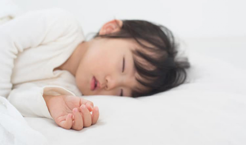 Cách hạn chế chứng ngủ đổ mồ hôi đầu ở trẻ 4 tuổi. (Ảnh: Sưu tầm Internet)