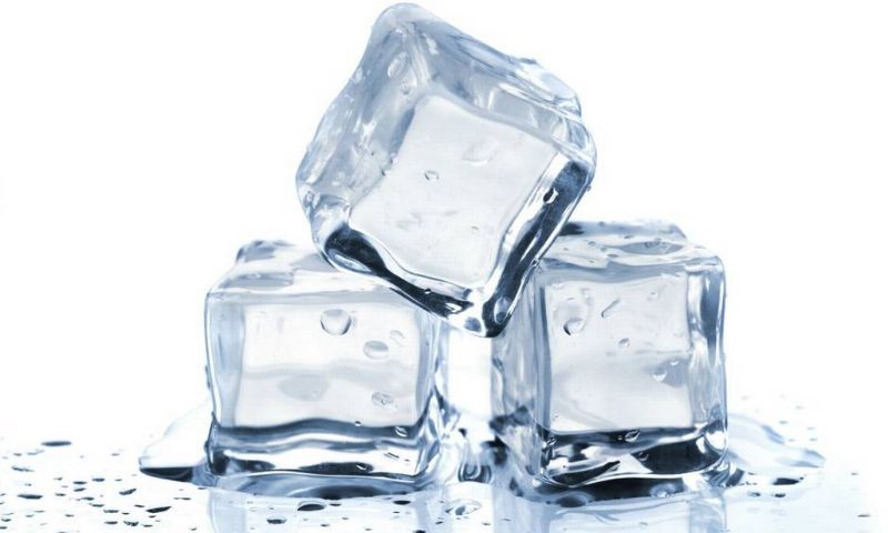 Bọc đá lạnh vào khăn dày trước khi chườm tránh làm trẻ bỏng lạnh. (Ảnh: Nguồn Internet)