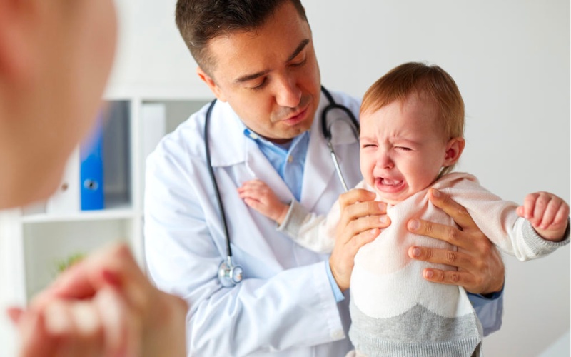Đưa trẻ đến bệnh viện ngay nếu thấy những biểu hiện bất thường (Ảnh: Sưu tầm internet)
