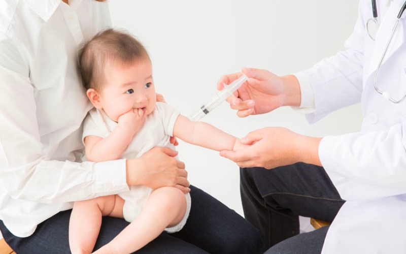 Tiêm vắc xin phòng cảm cúm cho bé là biện  pháp tốt nhất để phòng bệnh (Ảnh: Sưu tầm internet)