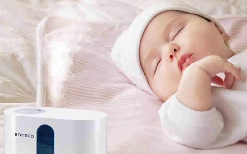 Không khí ẩm giúp bé thoải mái và hít thở dễ dàng hơn (Ảnh: Sưu tầm internet)