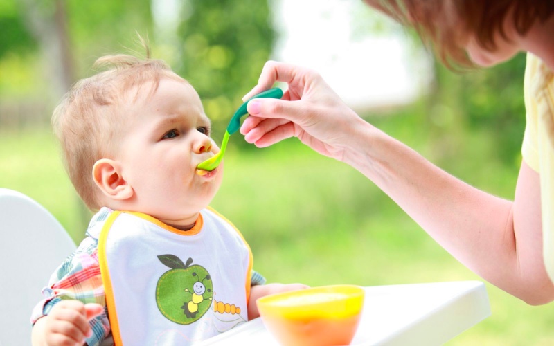 Bổ sung cho bé những dưỡng chất cần thiết để bé nhanh chóng hồi phục (Ảnh: Sưu tầm internet)