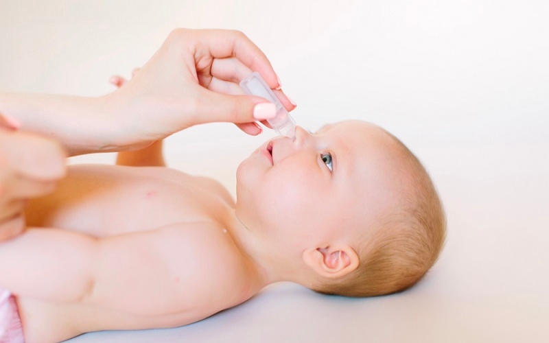 Làm sạch mũi cho trẻ bằng nước muối sinh lý và dụng cụ chuyên dùng (Ảnh: Sưu tầm internet)