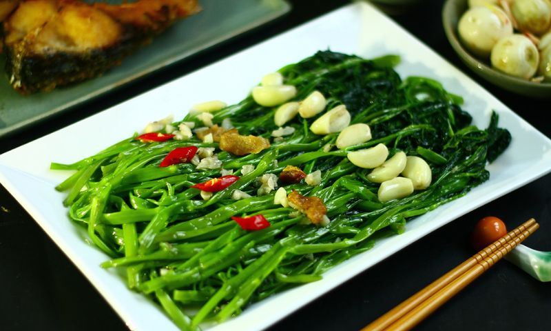 Trẻ bị bỏng nên kiêng ăn rau muống. (Ảnh: Nguồn Internet)