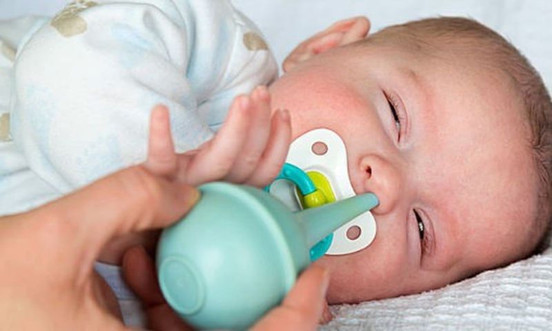 Sử dụng dụng cụ để hút mũi cho trẻ. (Ảnh: Nguồn Internet)