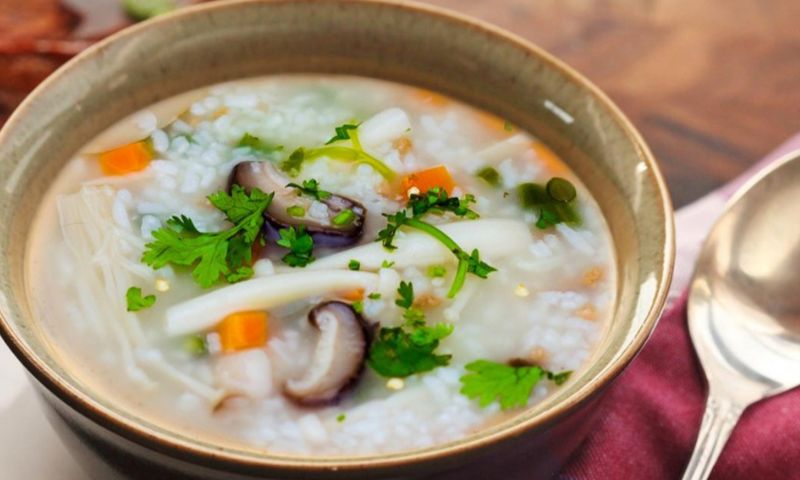 Cho trẻ ăn các món ăn dễ nuốt do trẻ mệt khó nhai. (Ảnh: Nguồn Internet)