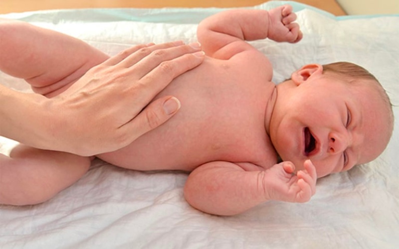 Bé bị cảm lạnh có biểu hiện tiêu chảy và đau bụng vì bị virus xâm nhập (Ảnh: Sưu tầm Internet)