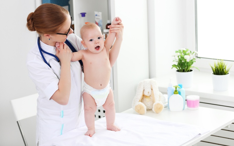 Đưa trẻ đến gặp bác sĩ ngay nếu các triệu chứng trở nặng và kéo dài (Ảnh: Sưu tầm Internet)