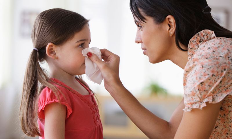 Hướng dẫn cách xử lý khi trẻ bị chảy máu cam. (Ảnh: Nguồn Internet)