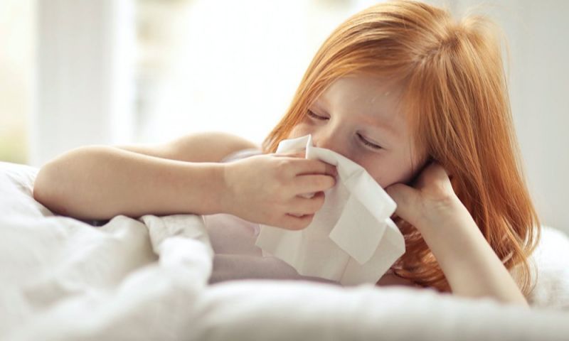 Chăm sóc trẻ bị chảy máu cam tại nhà. (Ảnh: Nguồn Internet)